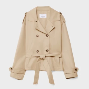 Höstjacka - Beige kappa från Stradivarius i storlek Xs som är slutsåld. Helt ny. Superfin och perfekt nu till hösten❣️Använd gärna köp nu och jag poster helst via postnord!