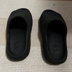 Yeezy slides Svart storlek 42 - Hej, jag säljer yeezy slides i färgen svart med storleken 42. Hör av dig om du är intresserad👍kan gå ner i pris vid snabb affär👍