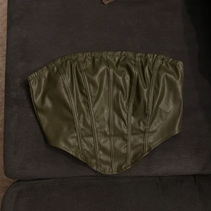 Grön skinn korsett - Säljer en grön korsett i skinimitation från Shein, riktigt snygg men aldrig haft användning för den.🌸