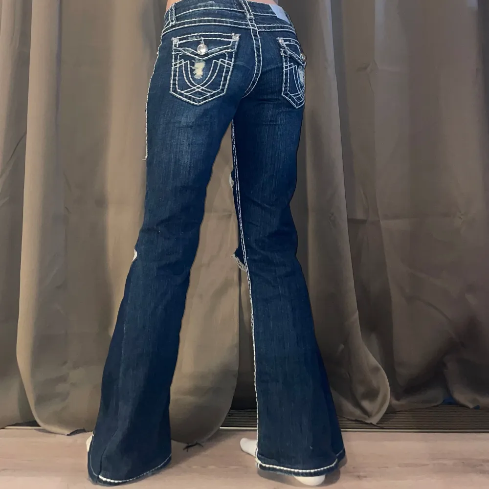 Jättefina lowwaist vintage byxor från LA idol ❤️innerbenslängden är 80 cm och midjemåttet 38 cm ❤️skriv om du har någon fråga, kolla gärna in min profil, säljer en massa kläder från 2000 - tals märken, byxorna är utsydda till bootcut ❤️❤️. Jeans & Byxor.