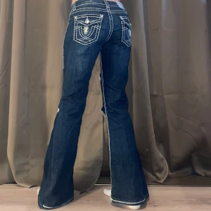LA idol jeans - Jättefina lowwaist vintage byxor från LA idol ❤️innerbenslängden är 80 cm och midjemåttet 38 cm ❤️skriv om du har någon fråga, kolla gärna in min profil, säljer en massa kläder från 2000 - tals märken, byxorna är utsydda till bootcut ❤️❤️