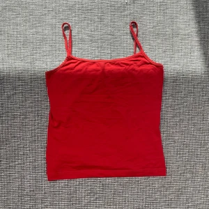 Rött Linne🤍 - Lite croppat rött linne🫶🏻 Läs bio/använd köp nu!🤍