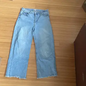 Blåa jeans från lager 157 namnet på jeansen är ”Lane”. Använd några gånger men inte slitna alls, liten fläck långt ner men det går och få bort 