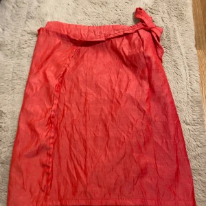 Röd kjol - - ljusröd kjol - luftig - knytkjol - bra skick 