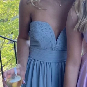 Balklänning  - Säljer nu min balklänning som är så fin Tyvär lite smutsig längst ner pga den släpats men inget man ser på  Pris diskuteras vid snabb affär 