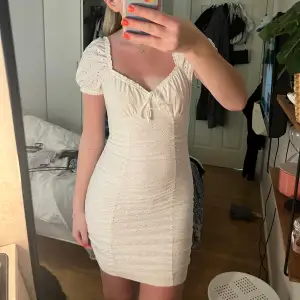 Säljer min vita klänning då jag bara har andvänt den ett fåtal gånger💕skriv vid intresse eller för mer information 