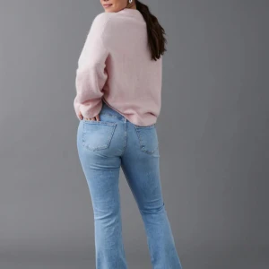 Blåa lågmidjade bootcut jeans - Jag säljer dessa jeans pågrund av att dem är för korta. Hör av er för fler bilder möjltivis lite slitna i skrevet men det är inget man märker av. Jag köpte dessa jeans för 500kr och säljer för 250 men jag är öppen för att sänka och diskutera pris osv