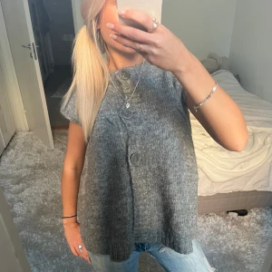 Kortärmad kofta  - Säljer denna gråa kortärmade kofta. Har du någon fråga är det bara att höra av dig🫶🏻