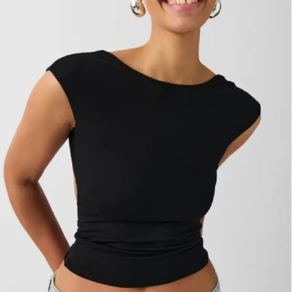 T-shirt med öppen rygg från Gina med prislapp kvar, svart i storlek S 💕 perfekt skick och mkt skönt material!. T-shirts.