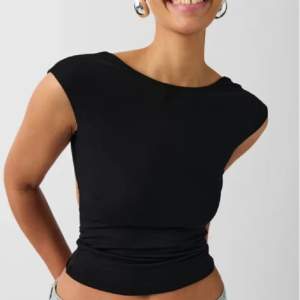 T-shirt med öppen rygg från Gina med prislapp kvar, svart i storlek S 💕 perfekt skick och mkt skönt material!