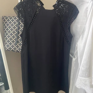 Zara klänning  - Super söt klänning från zara, lite classy. Aldrig kommit till användning tyvärr. Pris kan diskuteras ☺️