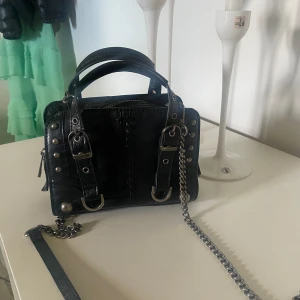 Zara Väska - Jag säljer denna svarta fina väskan ifrån zara💗 Hör av er vid minsta lilla frågor!  Väskan ser ut som ny☺️ 