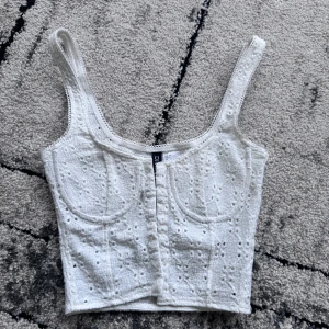 Vit sommar stopp - En superfin vit sommartopp. Toppen har spännen fram till. Toppen är från H&M.❤️❤️