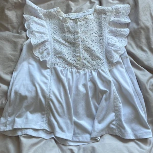 Somrig topp/blus - Säljer denna superfina somriga topp/blus från mango💕💕💕 bra skick förutom förutom lite missfärgningar som syns på sista bilden 
