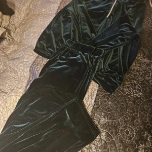 Elegant mysigt set! - Inga slitage, jättemysigt och skönt med en vacker mörkgrön färg. Stl S på båda