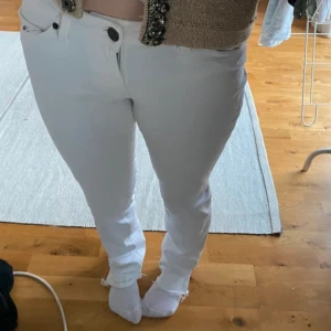 Lågmidjade jeans  - Aldrig använda men köpte på plick, mycket bra skick. Midjemått:76 Innerbenslängd:88 passar mig bra i längden som är 162 och strl. S