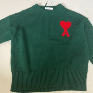 Ami Paris Tröja - Helt ny. Lapparna fortfarande kvar. Köpt i Rom Italien. Storlek S