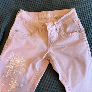 Så himla fina jeans som tyvärr är för små…  så fin somrig färg. Låga i midjan. Midja:32 längd: 82