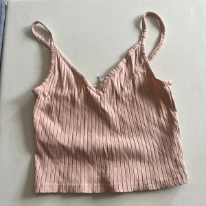 Crop top - En väldigt söt kort tröja i en fin ljus rosa färg. 