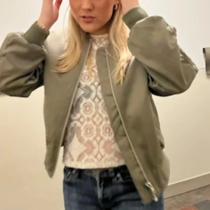 Grön bomberjacka  - Jättefin jacka perfekt till våren!