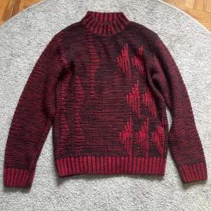 Stickad tröja - Stickad tröja med riktigt snyggt mönster. Felfri, perfekt skick. Säljer då den är för liten på mig. Skulle säga att den passar s-m. Om du har frågor eller vill ha fler bilder är det bara att skriva!😁