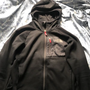 The north face tröja - The north face tröja Disclaimer: lite slitet i armen annars bra skick