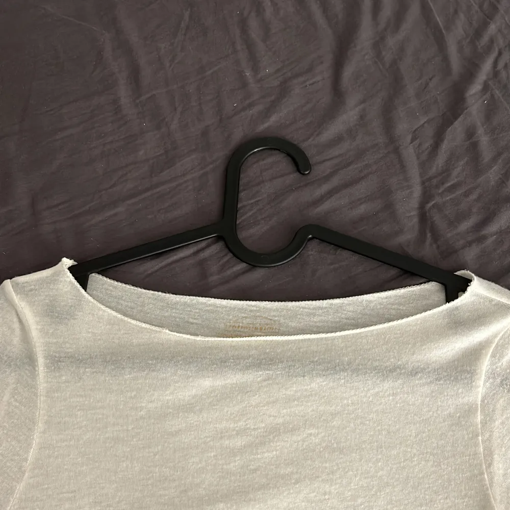 Beige/ vit intimissimi tröja, använd 1 gång, super bra skick, storlek S, ganska genomskinlig men jätte fin! Nypris 449kr. Tröjor & Koftor.