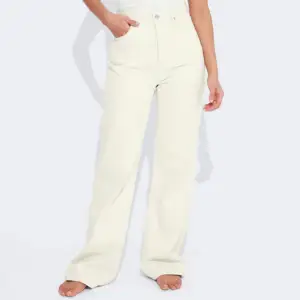 Säljer dessa off white/beiga jeans, W. 27 L. 32. Knappt använda då de är för stora 