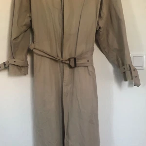 Vintage kappa Hugo Boss  - Strl 50 finns några Småhål men inte speciellt synliga . Köpte nyligen på auktion för 850 kr men passar inte sambon 
