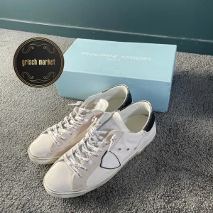 Phillipe models  - Ett par helt nya Phillipe models i storlek 43, passar kanske 43,5 | skorna är i helt nya endast testade inomhus, skicket är såklart 10/10 | box fås med självklart |nypris 4500 | priset kan diskuteras, kom med frågor! 