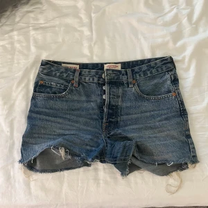 Lågmidjade jeansshorts - Skitsnygga lågmidjade jeansshorts från stradivarius, bra skick storlek 38 lowwaist. Passar en s och kanske m. Ge gärna prisförslag 