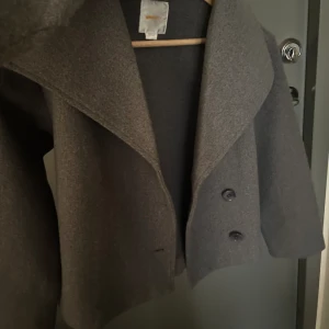 Säljer denna jättesnygga kappa!! - Säljer för den har blivit för liten för mig! Den är i storleken 134/140 men är lite större i storleken tycker jag!Den passar mig som är 158cm men är lite kort i armen på mig. Fint skick och använd få gånger 