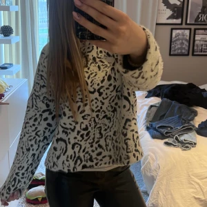 Stickad leopard tröja  - Jättefin stickad leopard tröja.💗