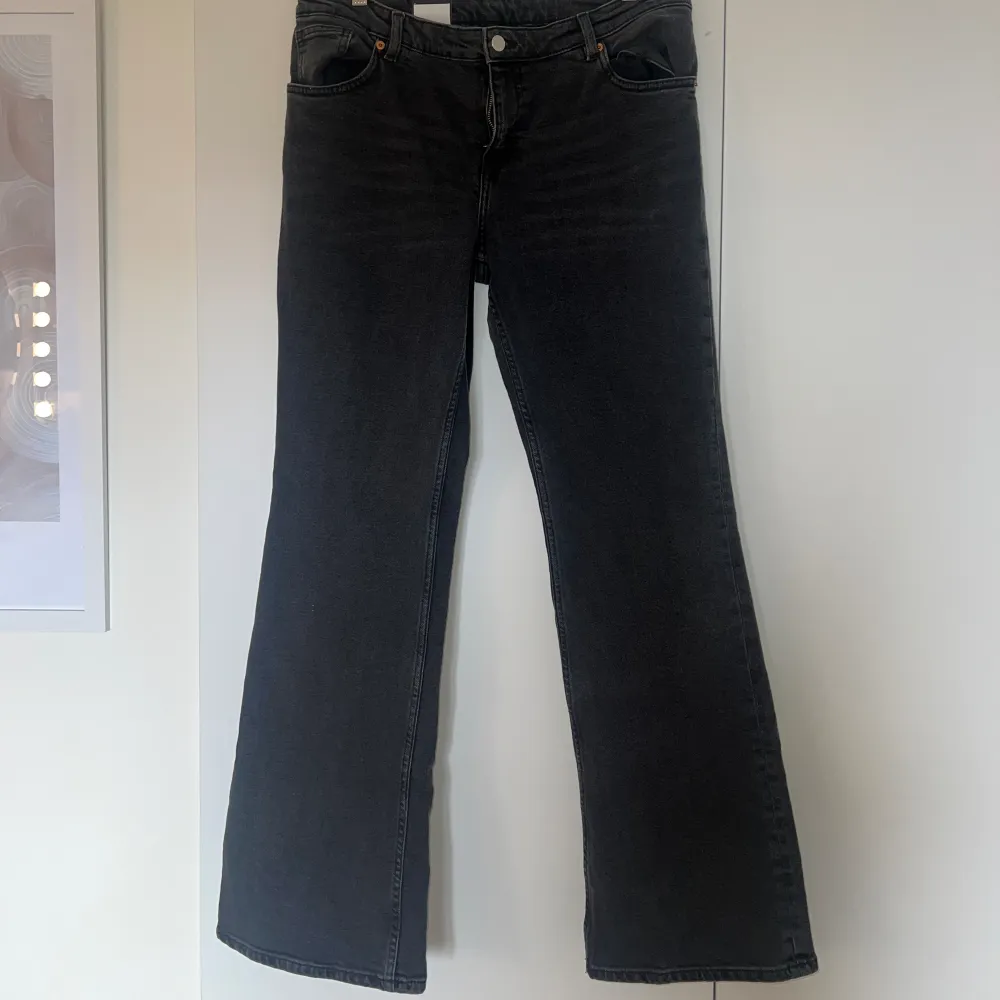 Hej! Säljer nu ett par jätte fina jeans från monki, dom är i storlek 33 skulle säga att det är L ungefär. Dom är aldrig använda!🩵. Jeans & Byxor.