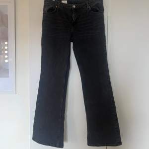 Hej! Säljer nu ett par jätte fina jeans från monki, dom är i storlek 33 skulle säga att det är L ungefär. Dom är aldrig använda!🩵