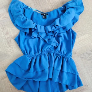 Volangtopp hm - Superfin blus som jag köpt här på PLICK men kommer tyvärr inte till användning❤️superfint skick 