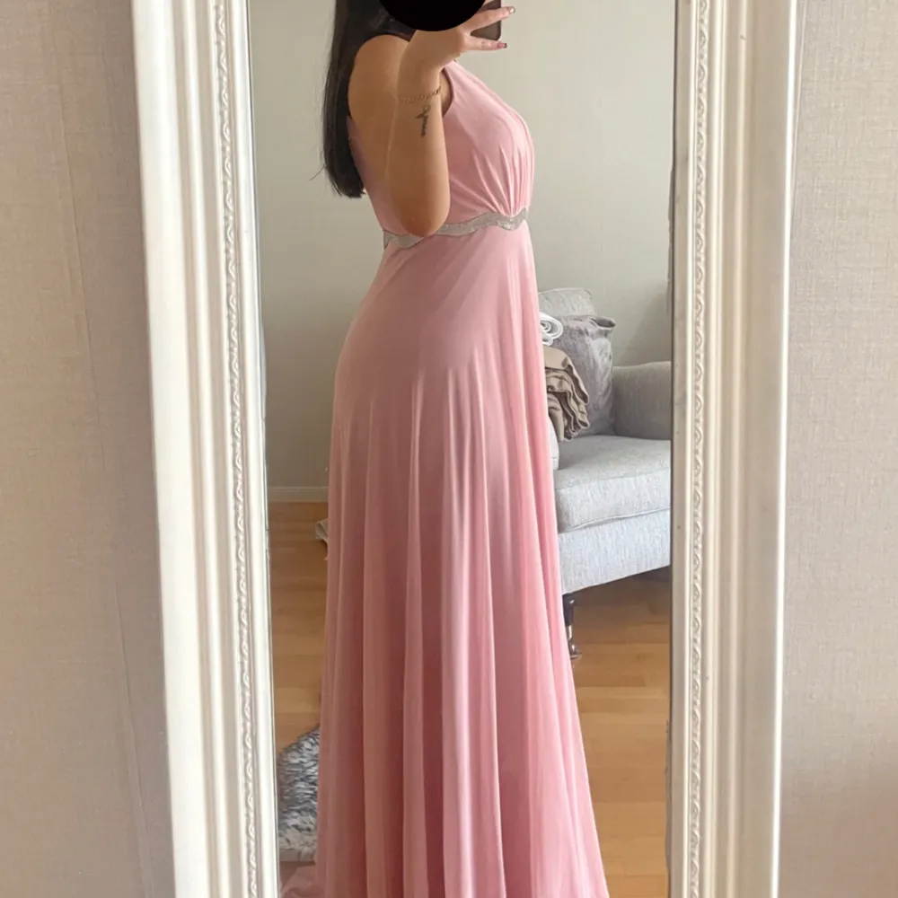 Säljer denna klänning, använd endast en gång på ett bröllop. Den är i väldigt bra skick, köpt från en butik i Södertälje. Köpt för 2200kr Pris kan diskuteras! . Klänningar.