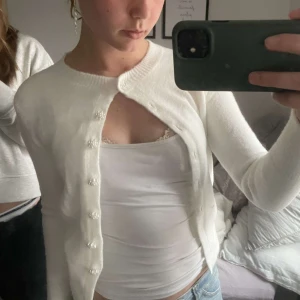 Stickad kofta  - Jätte fin stickad kofta från zara! Helt oandvänd ändast testad. (Prislapp sitter kvar).💗skriv vid frågor💗tröjan är köpt utomlands nypris står på sista bilden!