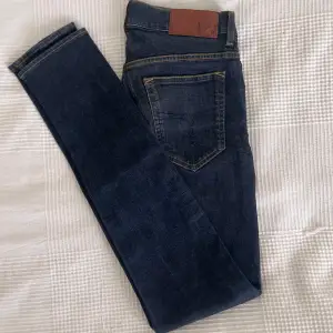 Säljer dessa superfina jeans ifrån tiger of Sweden i denna supersnygga blå färg. Jeansen sitter slim och snyggt men något mindre än storleken. Skriv om ni har frågor eller lägg gärna prisförslag då priset inte är hugget i sten.