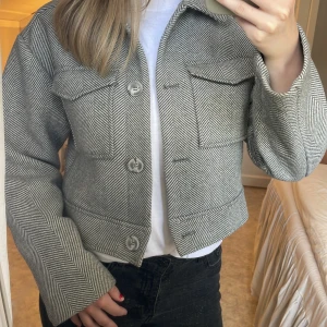 Vårjacka🌸🌸🌸 - En vårjacka från lindex😍 har ingen användning för längre🌸 bra kvalitet och rätt så kort🌟 