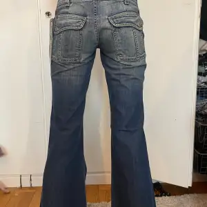 Bootcut / utsvängda jeans med låg midja. De har en jätte cool tvätt. De är i storlek W26 L32. Mått: midja= 32 cm, Innerbenslängd= 79 cm