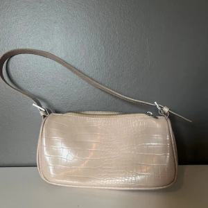 Handväska beige  - Beige handväska från Gina Tricot. Ett stort fack + ett litet 