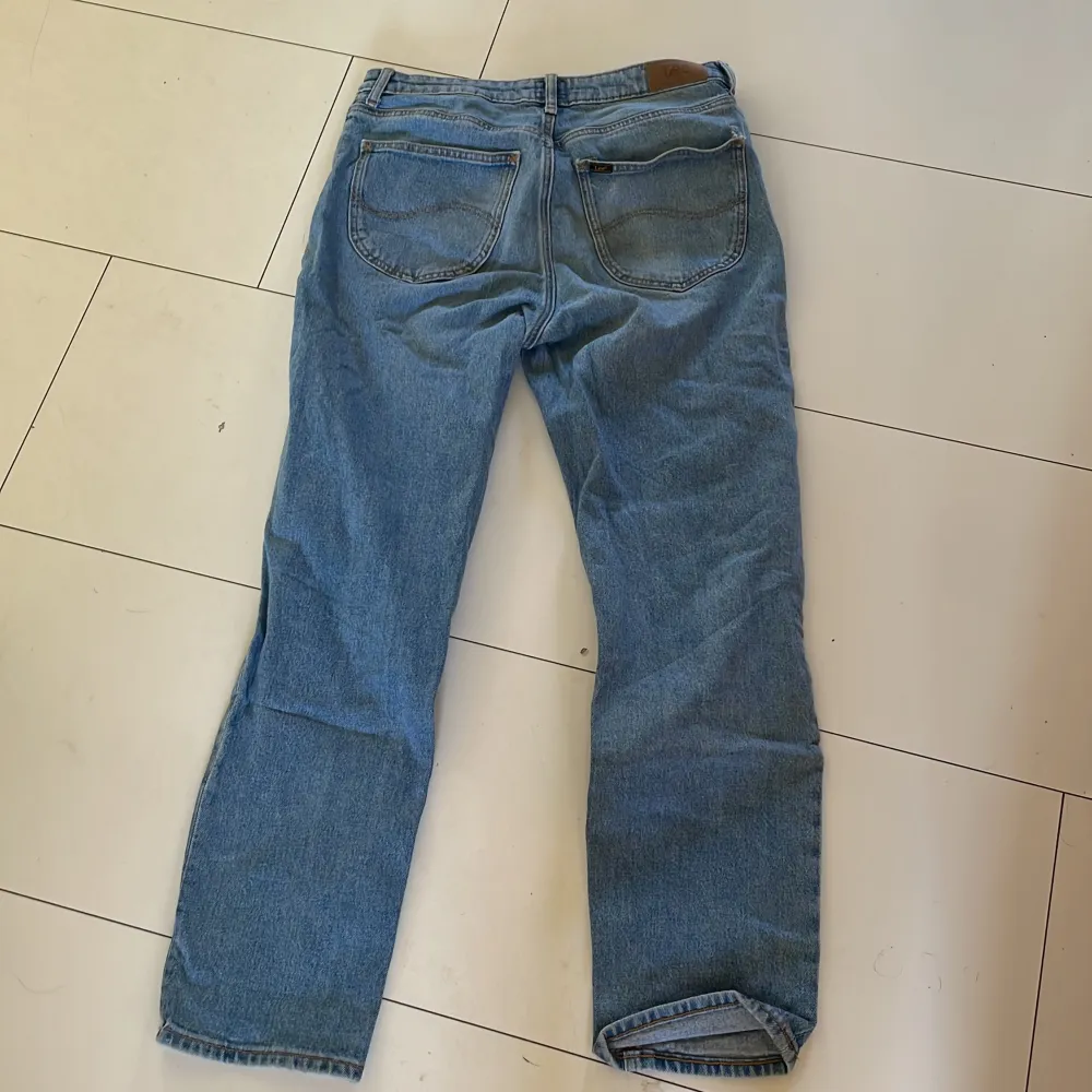 Jeansen är i storlekarna W30 och L33. De är av bra kvalite men har en liten upprivning vid början av högra bakfickan, men den syns knappt når man har på sig dem (kolla bild). Mvh Valter . Jeans & Byxor.