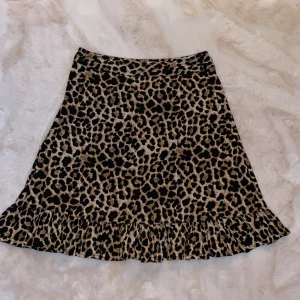 Leopard kjol - Jätte fin kjol från NA-KD som tyvärr ej passar längre. I storlek 34 och i jätte bra skick!