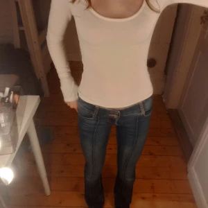 Bershka jeans - Säljer mina sååå fina bershka jeans pga att de inte längre passar💙 De har bågra defekter på baksidan, men de går enkelt att sy ihop!