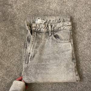 Fina gråa jeans från Bershka i storlek 38 💕
