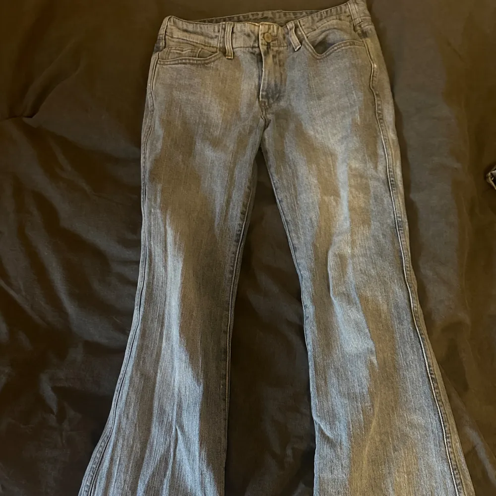 Säljer mina älskade ljusblåa lågmidjade jeans från brandy Melville då dom blivit försmå, som man ser på näst sista bilden har jag klippt av den bakre delen där dom släpade i marken, jag är 165 för referens och dom är fortfarande väldigt långa på mig. Jeans & Byxor.