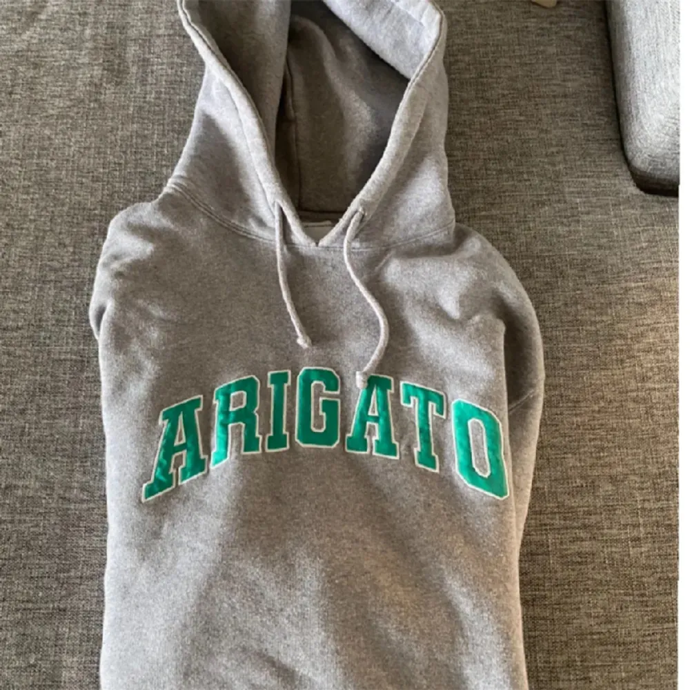 Säljer nu min ljusgråa Arigato hoodie. Den är i bra skick och säljer den för att den inte används längre. Skriv för frågor eller bilder :). Hoodies.