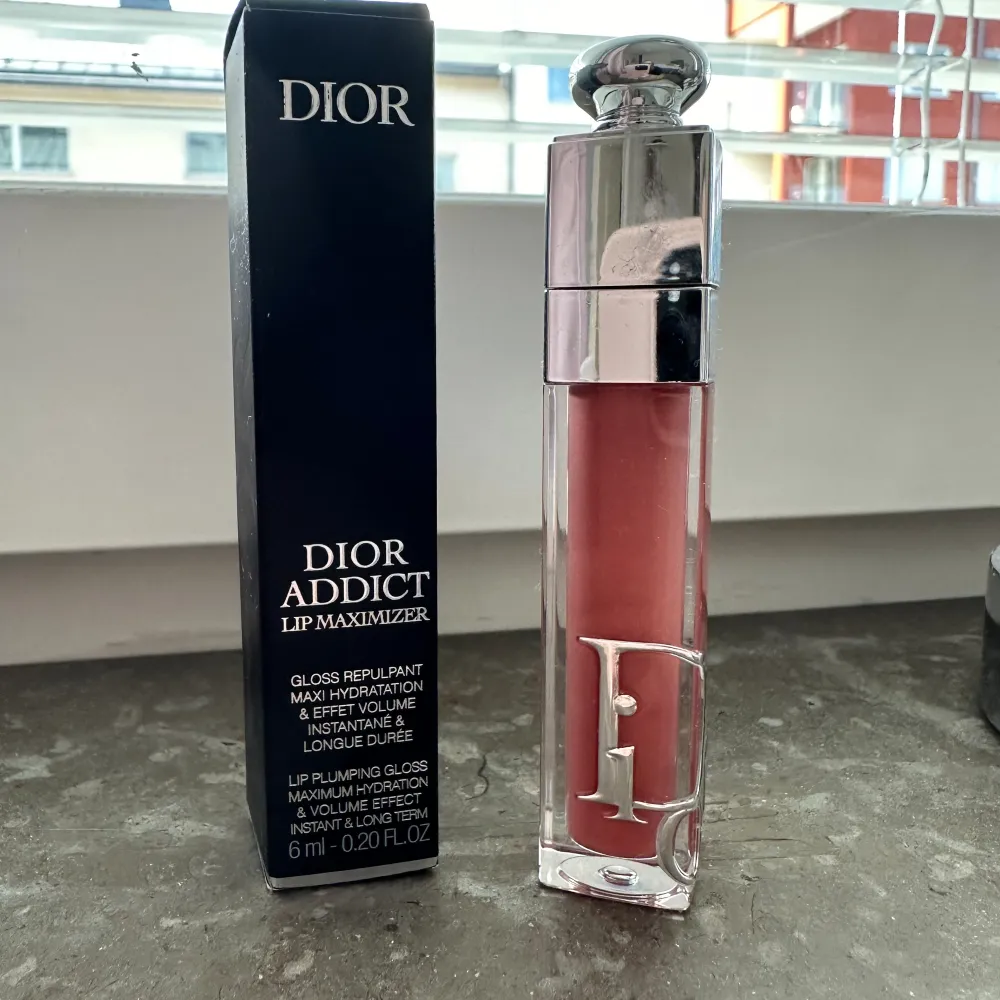 Säljer detta läppglans från Dior! Endast testad på handen! Färgen 012🩷. Övrigt.