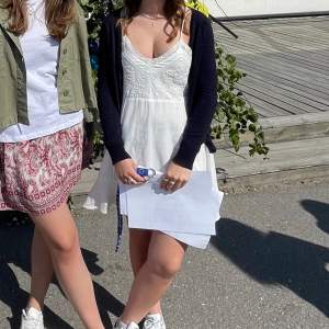 Säljer denna vita klänningen från Zara då den inte kommer till användning💞 perfekt till skolavslutning/student 